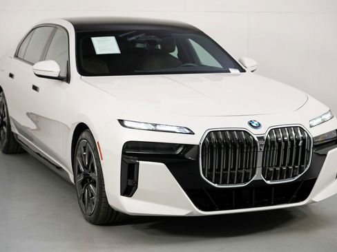 Used 2023 BMW i7 xDrive60 w/ Executive Package 2 image 65