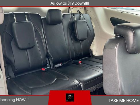 Used 2017 Chrysler Pacifica Touring-L FWD image 11