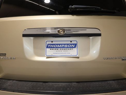 Used 2010 Chrysler Town & Country Touring image 20