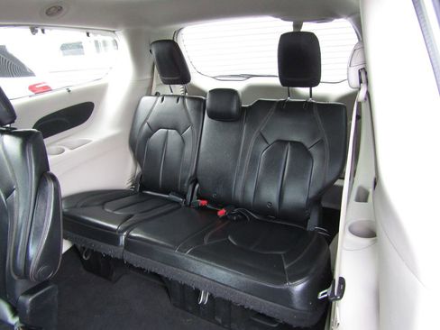 Used 2017 Chrysler Pacifica Touring-L image 6