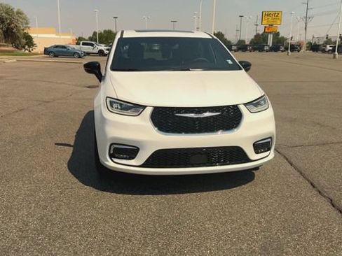 Used 2026 Chrysler Pacifica Limited AWD/4WD image 3