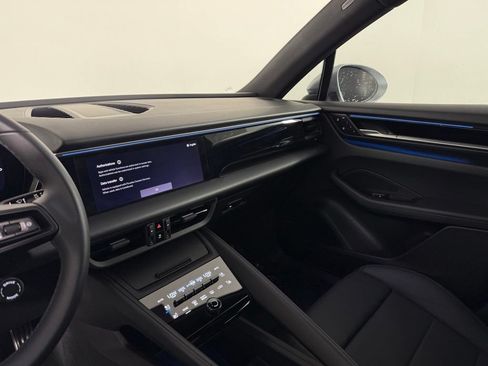 Certified 2025 Porsche Macan 4S Electric AWD/4WD image 22