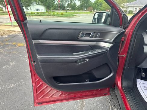 Used 2018 Ford Explorer XLT w/ Equipment Group 202A AWD/4WD image 14