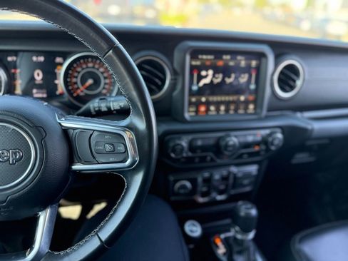Used 2022 Jeep Wrangler Unlimited Sahara AWD/4WD image 8