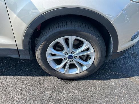 Used 2018 Ford Escape SE w/ SE Sync 3 Package AWD/4WD image 3