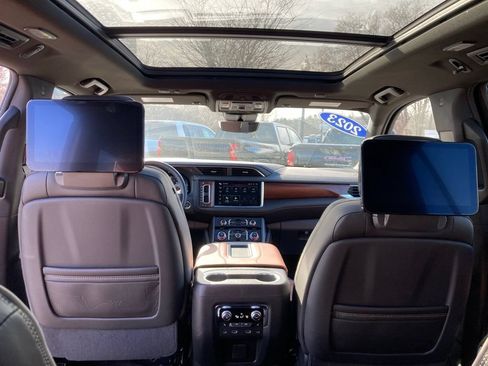 Used 2023 GMC Yukon Denali Ultimate AWD/4WD image 18