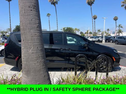 Used 2023 Chrysler Pacifica Touring-L w/ Uconnect Theater Family Group FWD image 5