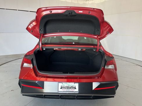 Used 2025 Hyundai Elantra Limited image 13