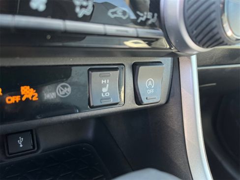 Used 2021 Toyota RAV4 XLE Premium image 25