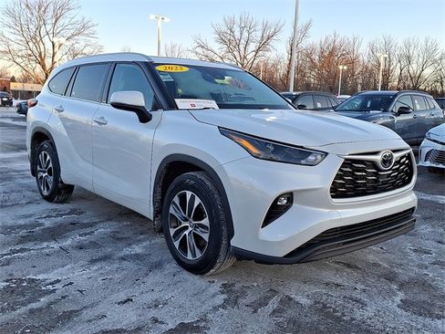Certified 2022 Toyota Highlander XLE image 2