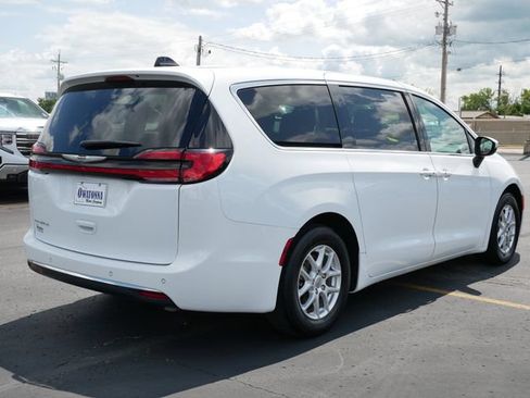 Used 2023 Chrysler Pacifica Touring-L FWD image 4
