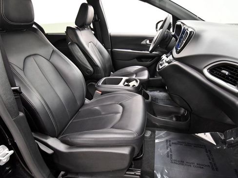 Used 2025 Chrysler Pacifica Select FWD image 19
