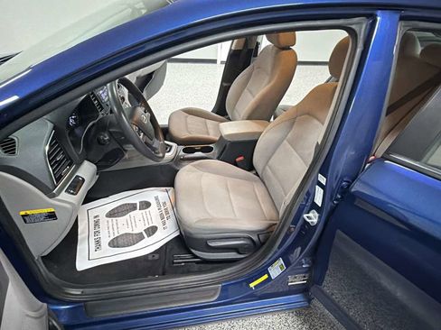 Used 2017 Hyundai Elantra SE image 11