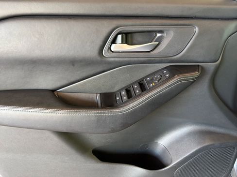 Used 2025 Nissan Rogue SV FWD image 18