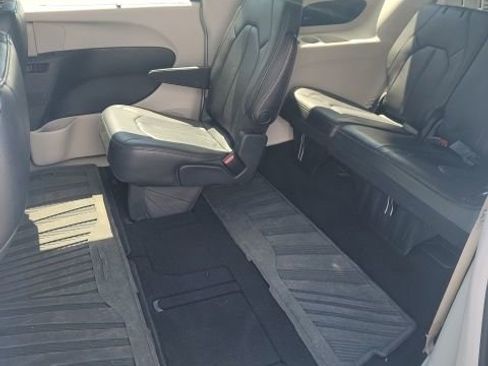 Used 2018 Chrysler Pacifica Touring-L w/ Advanced Safetytec Group FWD image 10