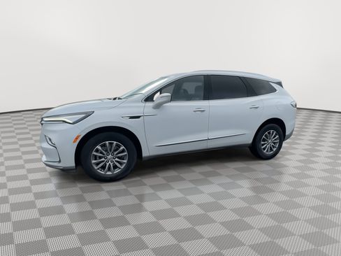 Certified 2024 Buick Enclave Essence image 4