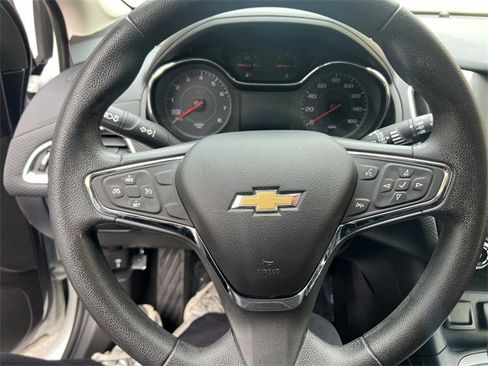 Used 2018 Chevrolet Cruze LT image 14