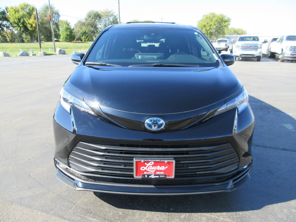 Used 2025 Toyota Sienna XLE Woodland Edition AWD/4WD image 13
