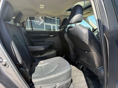 Used 2022 Toyota Highlander XLE AWD/4WD image 13