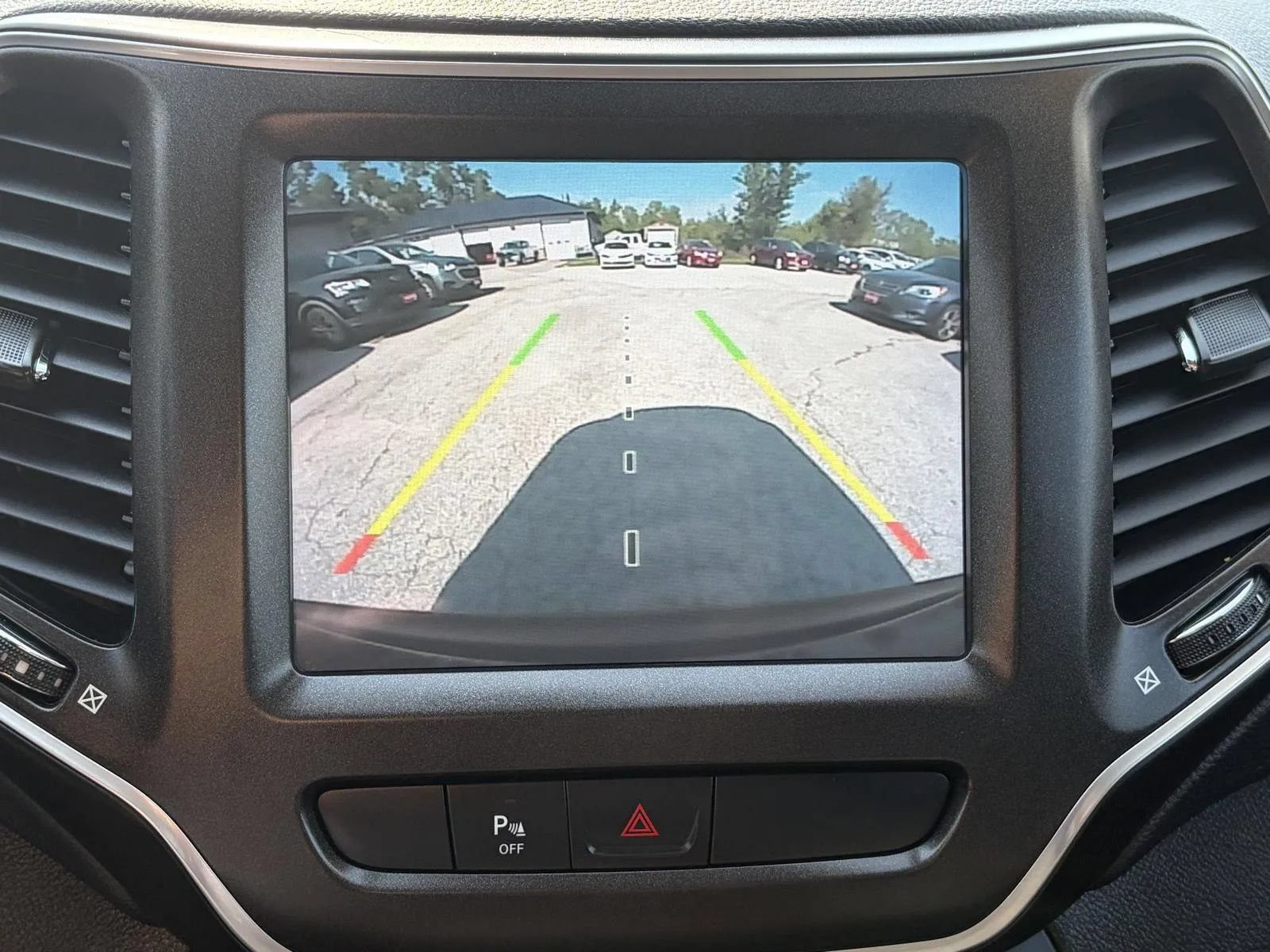 Used 2020 Jeep Cherokee Trailhawk w/ Comfort/Convenience Group AWD/4WD image 18