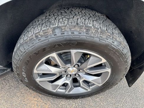 Used 2024 Chevrolet Suburban LT w/ Luxury Package AWD/4WD image 38