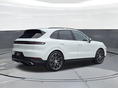 Certified 2025 Porsche Cayenne AWD/4WD image 8