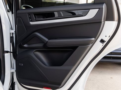 Used 2025 Porsche Cayenne Coupe image 37