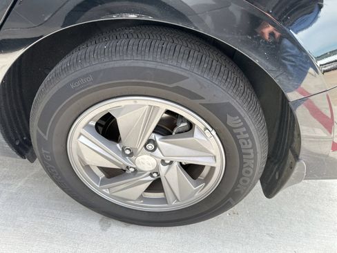 Used 2025 Hyundai Elantra SE FWD image 13