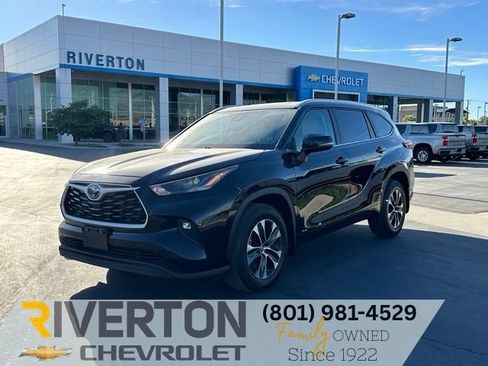 Used 2024 Toyota Highlander XLE AWD/4WD image 1
