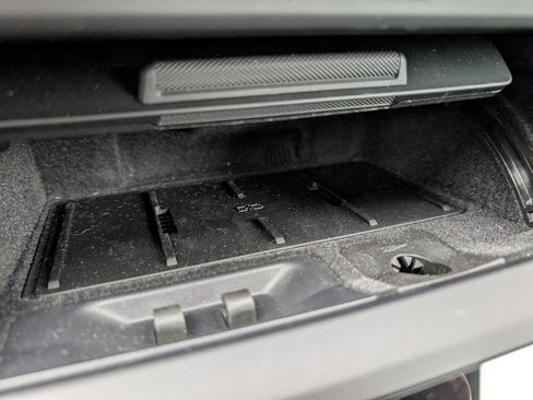 Used 2025 Porsche Macan 4 Electric image 15