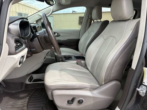 Used 2018 Chrysler Pacifica Touring-L Plus image 12