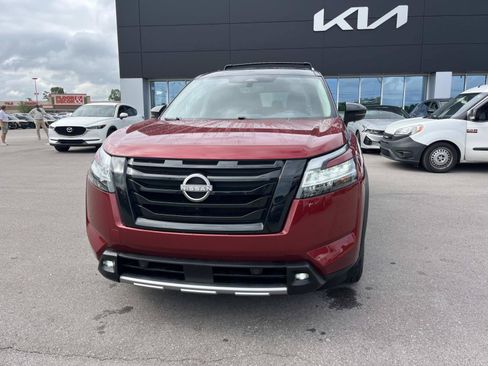 Used 2023 Nissan Pathfinder SL w/ Black Appearance Package AWD/4WD image 8