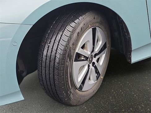 Used 2017 Toyota Prius Four image 37