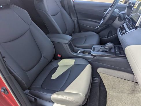 Used 2026 Toyota Corolla Cross XLE w/ Convenience Package FWD image 9
