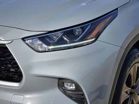 Used 2022 Toyota Highlander Bronze Edition image 9