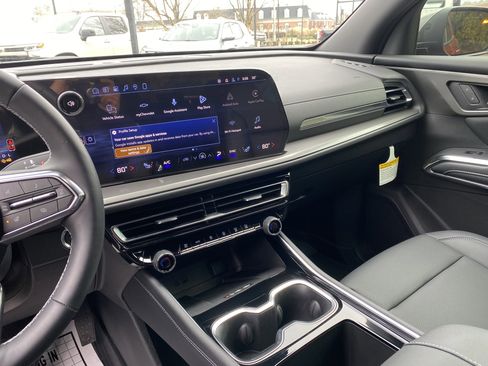 Used 2026 Chevrolet Traverse LT image 24