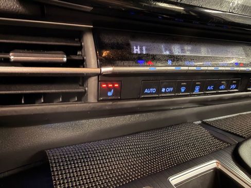 Used 2023 Toyota Sienna XSE image 27