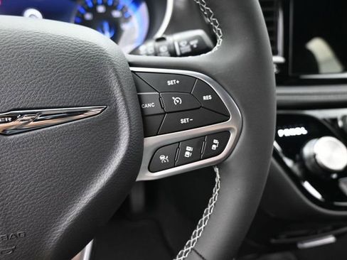 New 2025 Chrysler Pacifica Select w/ Uconnect Theater Family Group image 32