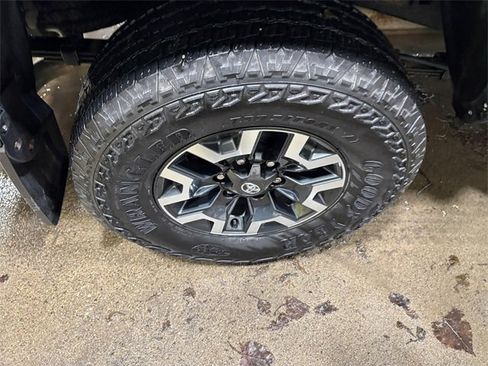 Used 2022 Toyota Tacoma TRD Off-Road w/ TRD Premium Off Road Package image 18