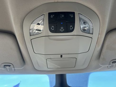 Used 2023 Chrysler Pacifica Touring-L FWD image 3