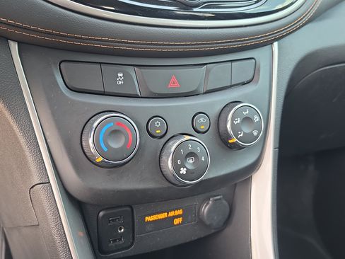 Used 2020 Chevrolet Trax LT w/ LT Convenience Package FWD image 26