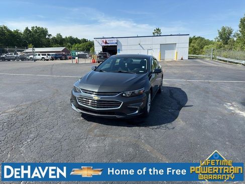 Used 2018 Chevrolet Malibu LT FWD image 1