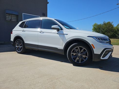 Used 2024 Volkswagen Tiguan SE image 2