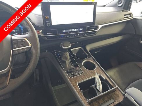 Used 2025 Toyota Sienna Platinum AWD/4WD image 7