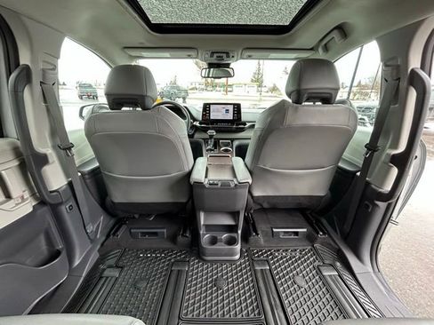 Used 2021 Toyota Sienna XLE image 39