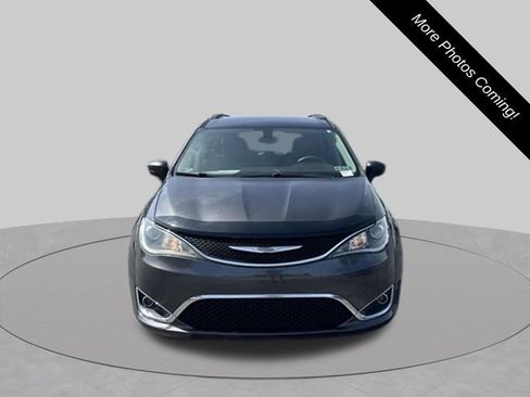 Used 2017 Chrysler Pacifica Touring Plus w/ Tire & Wheel Group FWD image 2