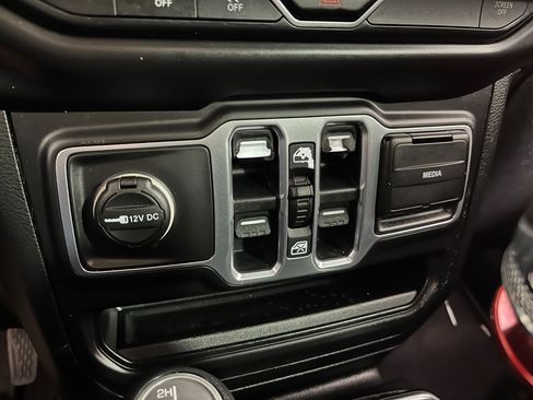 Used 2018 Jeep Wrangler Unlimited Sahara image 23