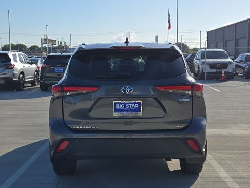 Used 2023 Toyota Highlander XLE FWD image 5