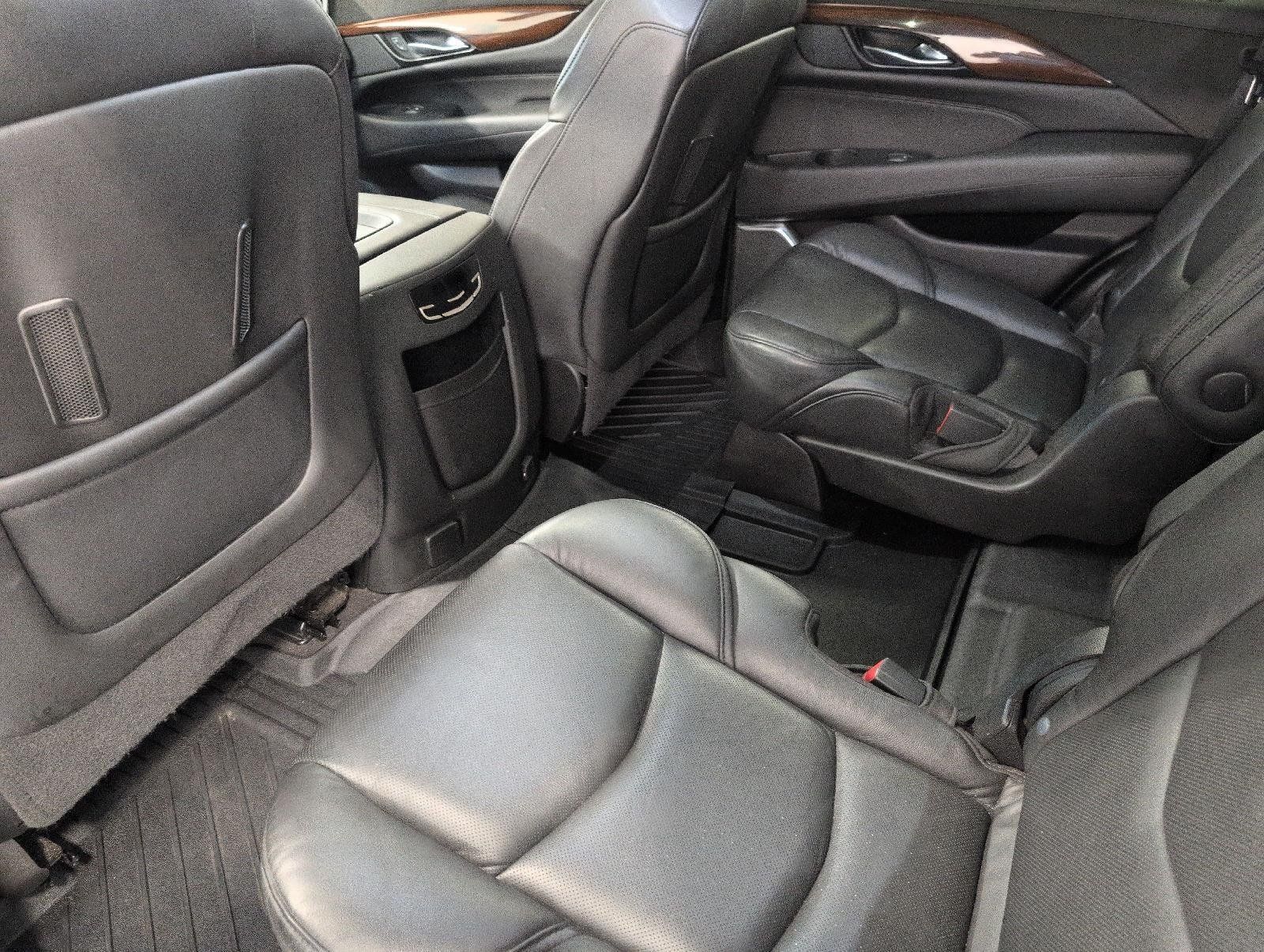 Used 2020 Cadillac Escalade Luxury w/ Escalade Sport Edition AWD/4WD image 21