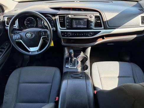 Used 2017 Toyota Highlander LE image 8